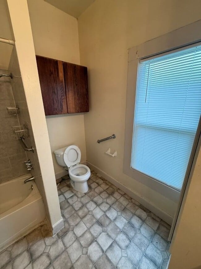 Building Photo - 3 Bedroom 1.5 Bath Downtown Dixon *STAR RENTALS