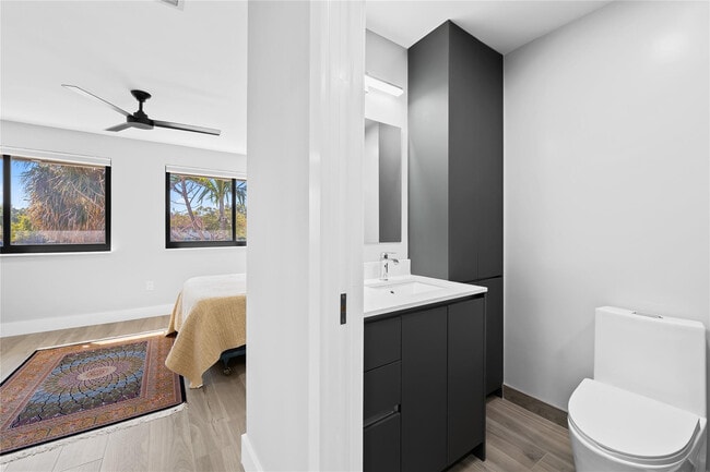 Building Photo - 340 City View Dr