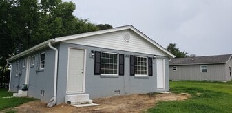 Building Photo - 901 Douglas Dr