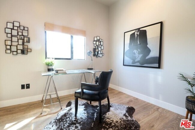 Building Photo - 1249 S Plymouth Blvd