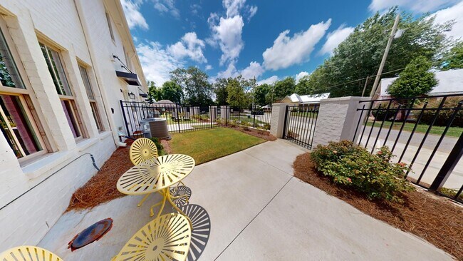 Building Photo - Like New Colonial Style Townhome close to Downtown Opelika