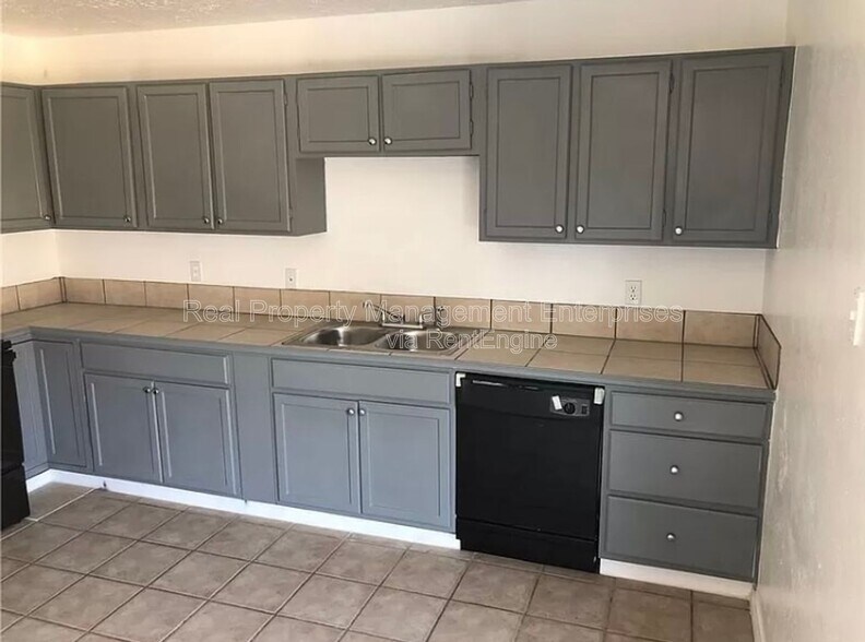 Building Photo - 1705 Beaumont Dr