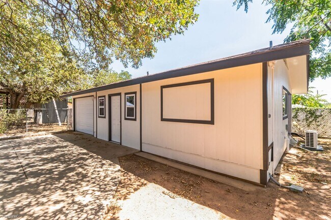 Building Photo - 1 br, 1 bath House - 124 East Castlebriar ...