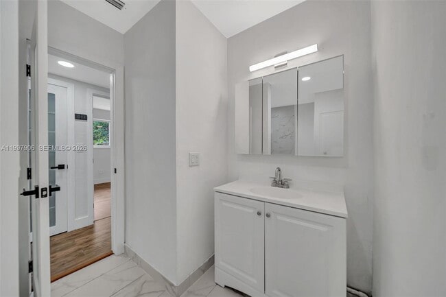 Building Photo - 15010 NE 7th Ave