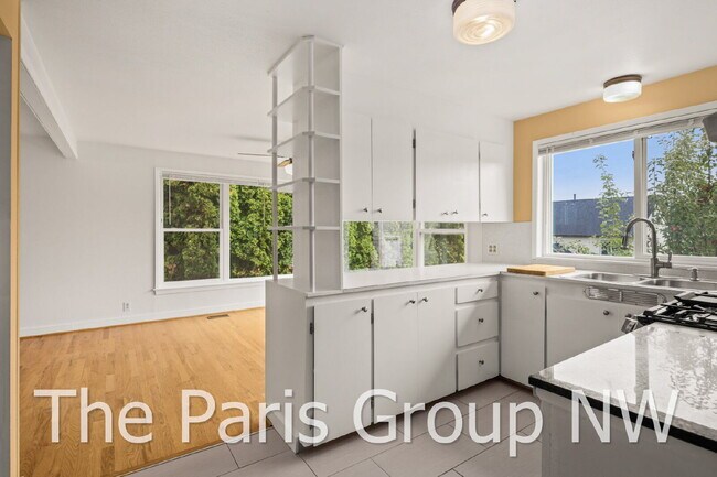 Building Photo - Delightful Magnolia 4br Remodel * Walkable Salmon Bay Location, Central Yet Quiet