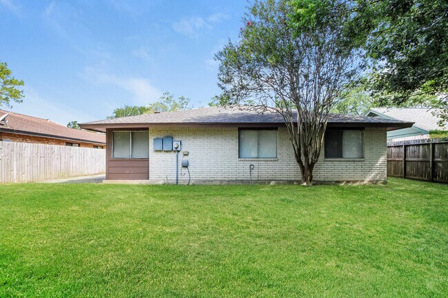 Building Photo - 4427 Ravine Dr