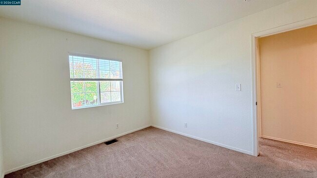 Building Photo - 1023 Vista Pointe Cir
