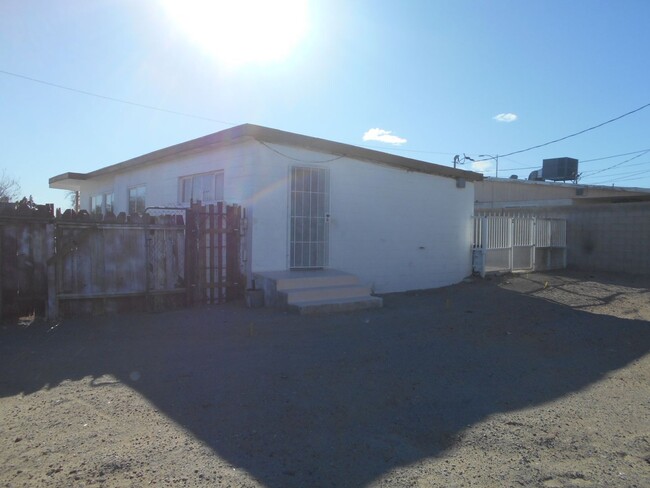 Building Photo - Charming Single-Story Home located in the ...