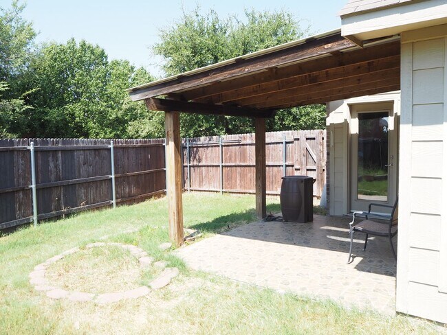 Building Photo - 3 Bed 2 Bath in Denton