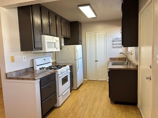 Building Photo - 3604 Kalsman Dr