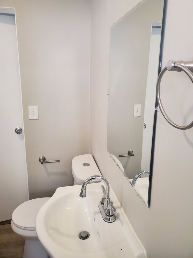 Building Photo - Nice Sized Yard