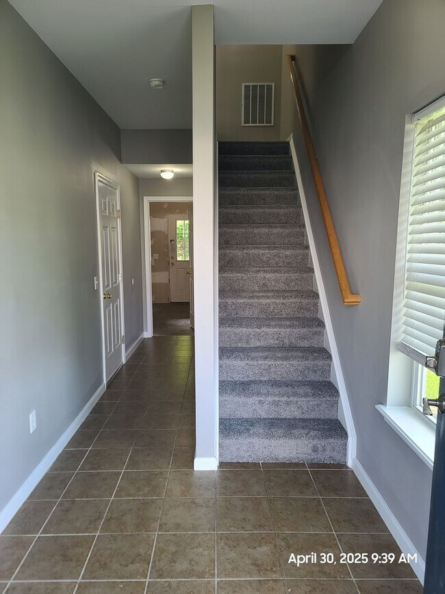 Building Photo - End Unit Town Home in Waynesboro, PA!