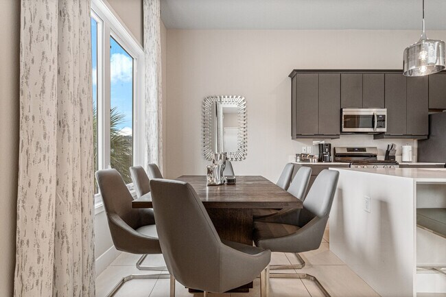 Building Photo - 7740 Sandy Ridge Dr