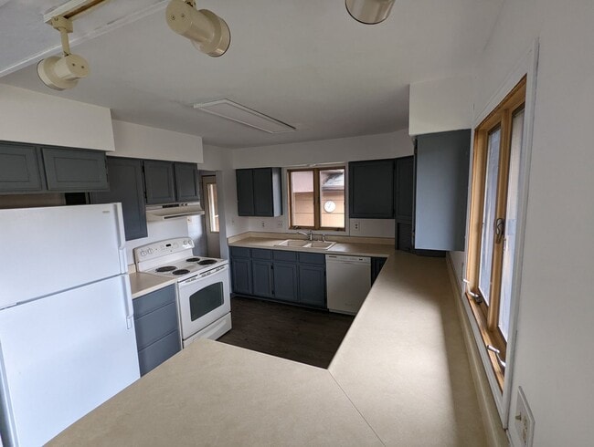 Building Photo - Beautiful Four Bedroom Two Bathroom House ...