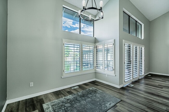 Building Photo - 9866 E Maplewood Cir