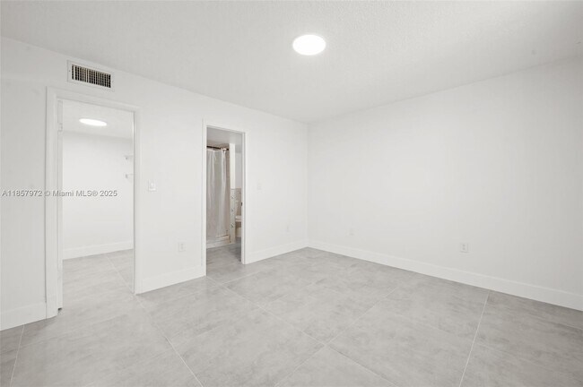 Building Photo - 10090 NW 80th Ct