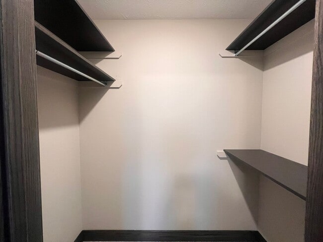 Building Photo - Four Bedroom Duplex in Caledonia!