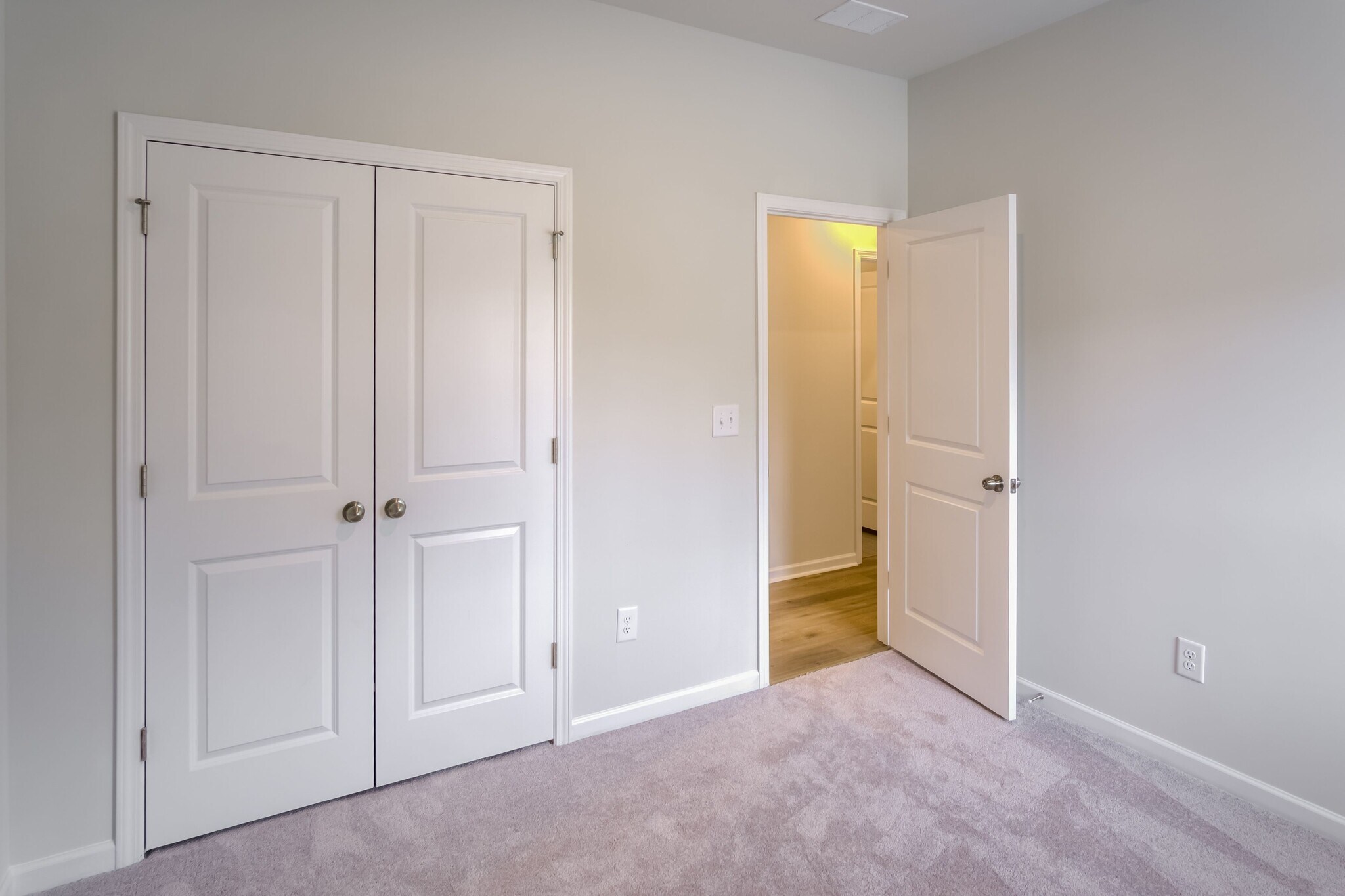 Building Photo - 709 Watercliff Dr