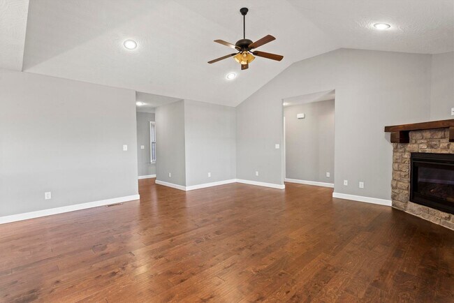 Building Photo - Available Dec 5!