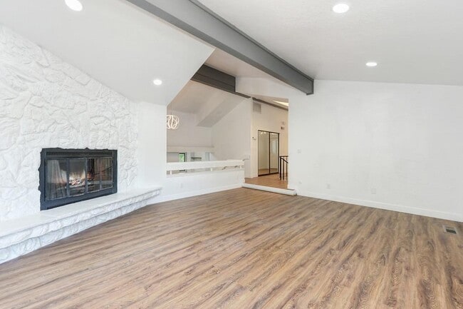 Building Photo - 23986 Oakmont Way