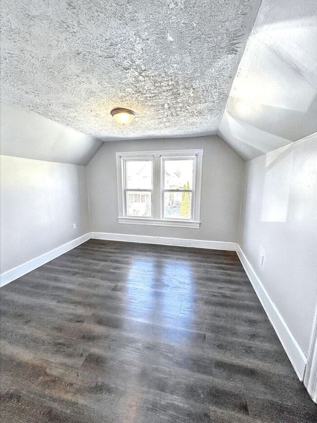 Building Photo - Adorable 3-Bedroom Home with Modern Conven...