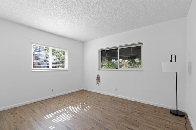 Building Photo - 899 NW 6th Dr