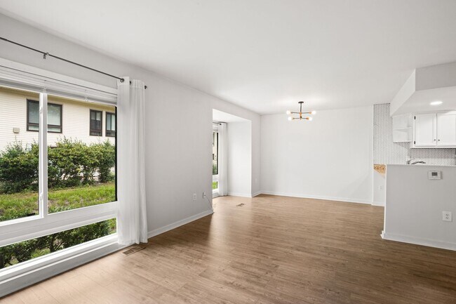 Building Photo - Modern Comfort in Sought-After Gaithersburg