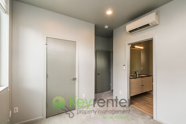 Building Photo - Modern 3 Bedroom with Rooftop Deck and In Unit Laundry