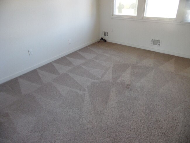 Building Photo - 3 Bedroom, 1.5 Bathroom Quadra-Plex