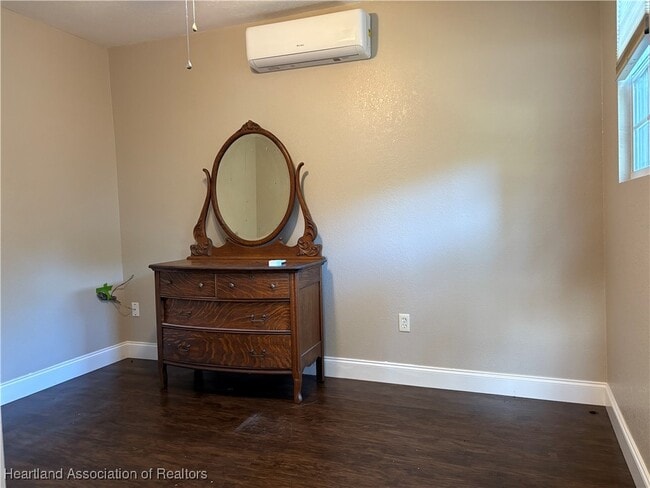 Building Photo - 2650 Lakeview Dr