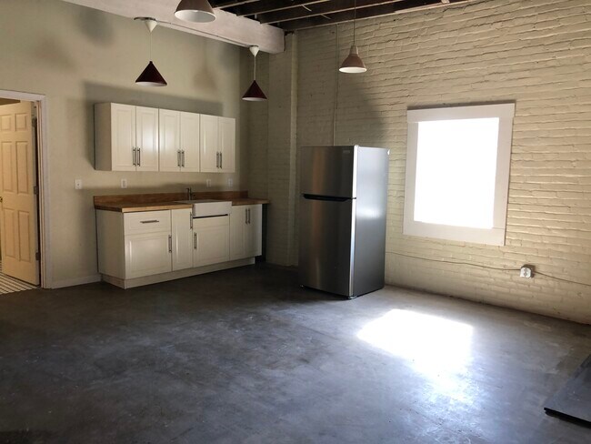 1 bedroom apartment is available now on the riverfront 1009 Jefferson str. The location is ideal fo - 1009 Jefferson St