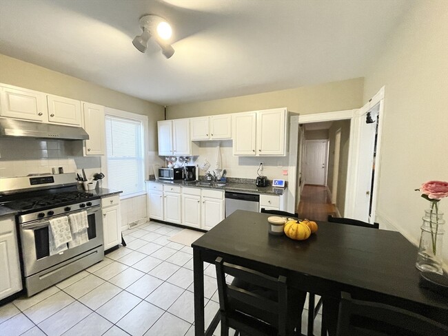 Building Photo - 9 Taft St