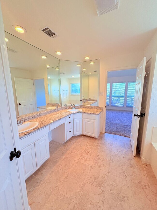 Building Photo - Elegant Two-Story Home in Lakeway