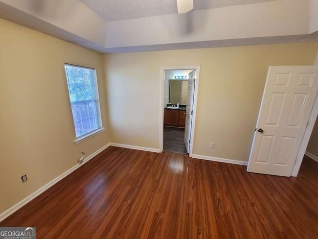 Building Photo - 5450 Twin Lakes Dr