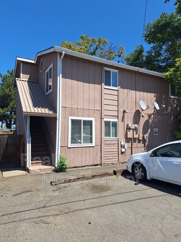 Building Photo - 302 Edwards St