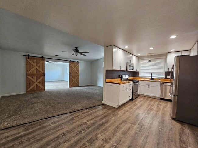 Building Photo - Stylist Updated 3 Bedroom in Dayton