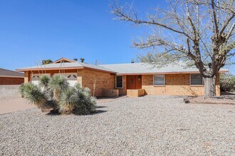 Building Photo - Three bedroom home with fireplace