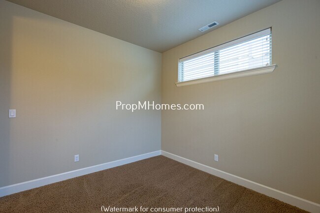 Building Photo - Beautiful Open Concept Four Bedroom Plus Office/Den in Villebois!