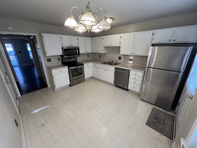 Building Photo - "Charming 2-Bed, 2-Bath Retreat in High Point's Peaceful Ambassador Court!"