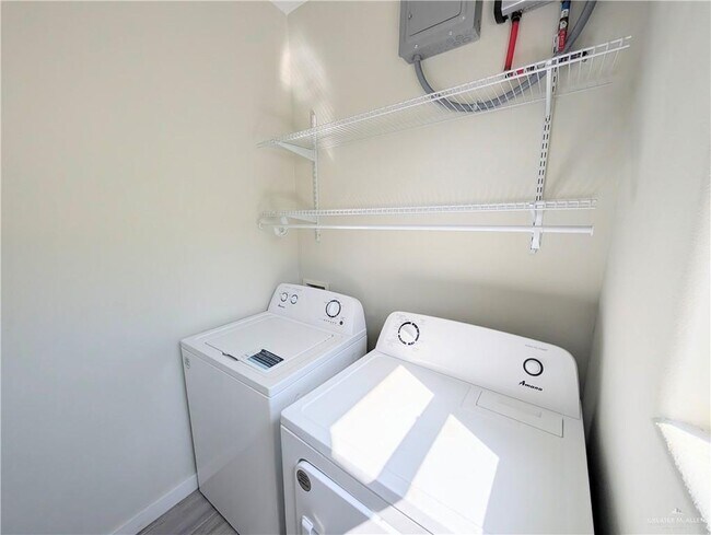 Building Photo - 14 S McColl Rd