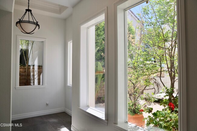 Building Photo - 6072 Mandeville Pl