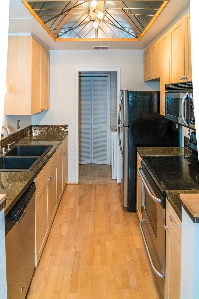Building Photo - Great 2 Bedroom condo in UTC!