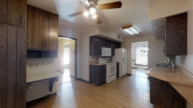 Building Photo - 933 High Meadow Dr