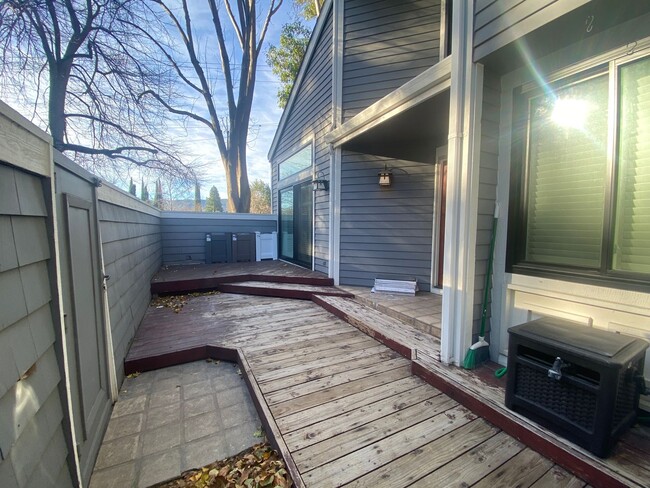 Building Photo - Remodeled Wellington 3 bed/2.5 bath end un...