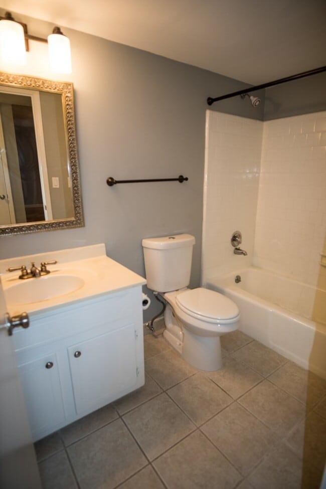 Building Photo - Beautifull Top-Floor 2B/2B Condo in Sought...