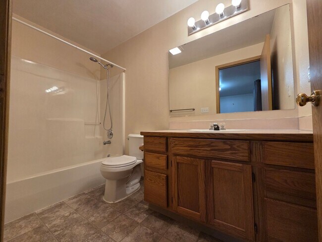 Building Photo - Charming Rambler in Gated Clearwood Community