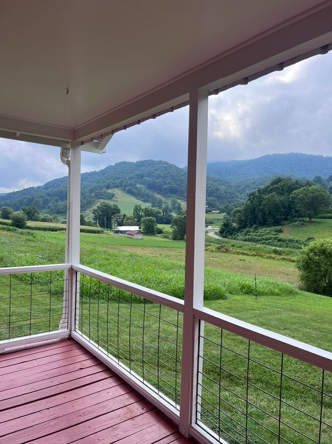 Building Photo - Super cute farm house with beautiful mount...