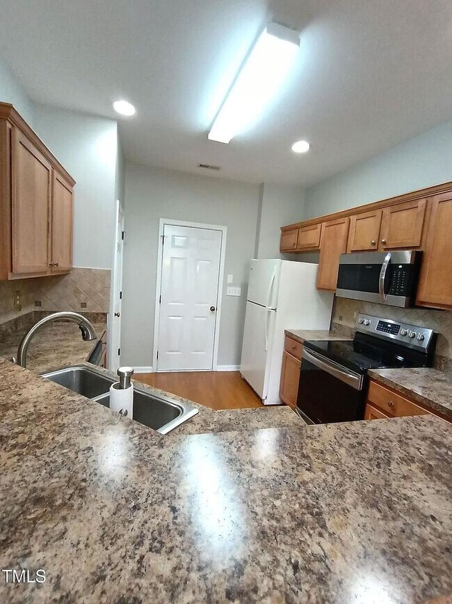 Building Photo - Sought After Riverwood Townhome!