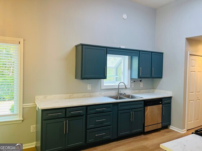 Building Photo - 165 River Park Dr