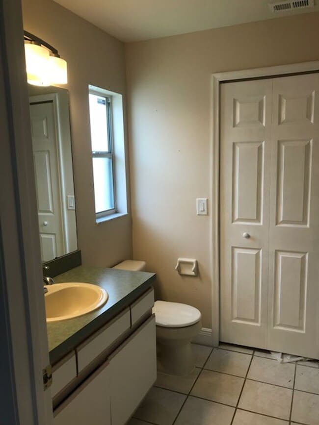 Building Photo - 3-Bedroom For Rent By Posner Park!